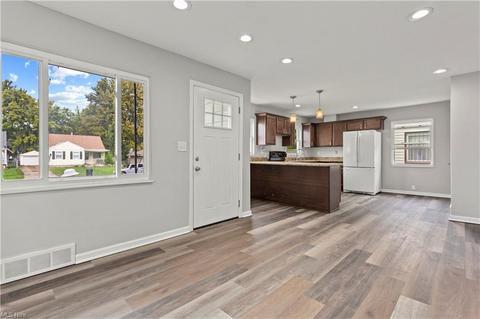 633 Eastern Heights Blvd, Elyria, OH 44035 photo 3