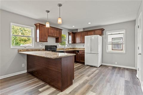 633 Eastern Heights Blvd, Elyria, OH 44035 photo 2