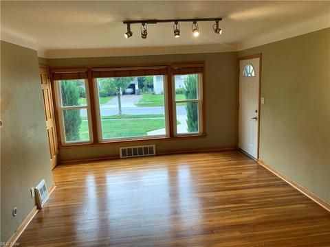 965 Learidge Rd, Lyndhurst, OH 44124 photo 5