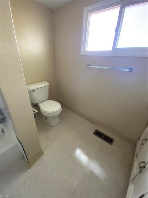 30060 Robert St, Wickliffe, OH 44092 photo 8