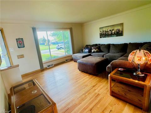 3740 Hetzel Dr, Parma, OH 44134 photo 2