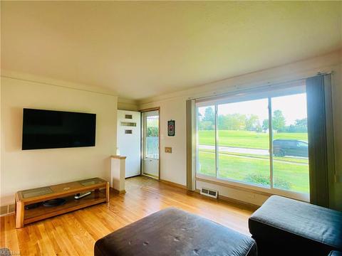 3740 Hetzel Dr, Parma, OH 44134 photo 4