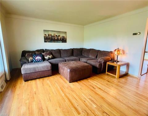 3740 Hetzel Dr, Parma, OH 44134 photo 3