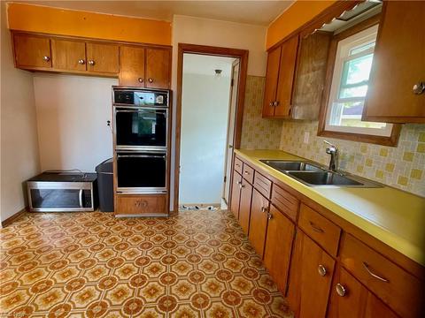 3740 Hetzel Dr, Parma, OH 44134 photo 17