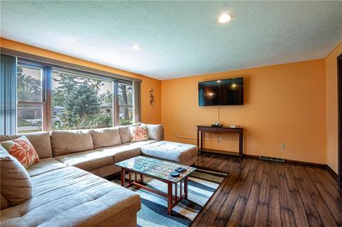140 Devonshire Ct, Elyria, OH 44035 photo 4