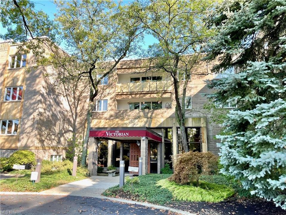 3701 Mayfield Rd 301, Cleveland, OH 44121 19 Photos MLS 4324594