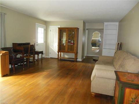 6216 Forest Dr, Ashtabula, OH 44004 photo 2