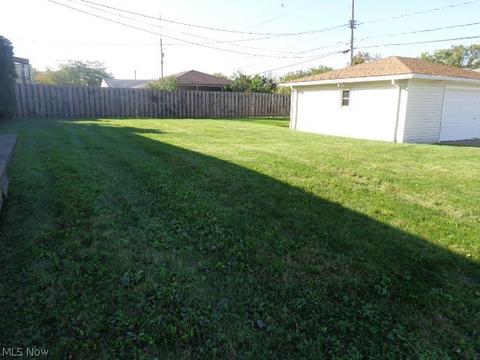 3202 Hetzel Dr, Parma, OH 44134 photo 4