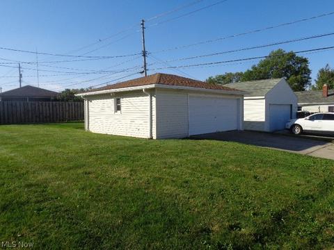 3202 Hetzel Dr, Parma, OH 44134 photo 3