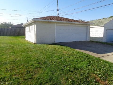 3202 Hetzel Dr, Parma, OH 44134 photo 5