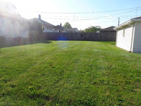 3202 Hetzel Dr, Parma, OH 44134 photo 2