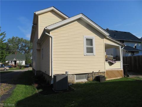 140 Spruce St, Elyria, OH 44035 photo 4