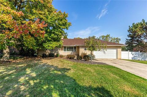 1947 E Parkhaven Dr, Seven Hills, OH 44131 photo 1