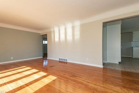 1324 Maple Dr, Parma, OH 44134 photo 5