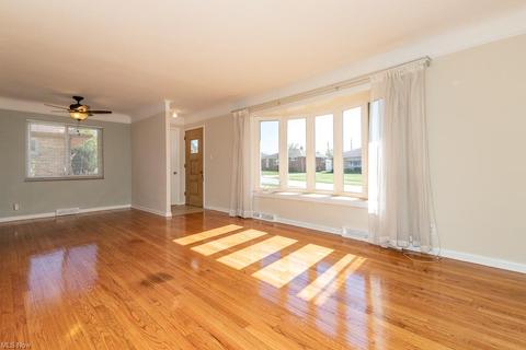 1324 Maple Dr, Parma, OH 44134 photo 3
