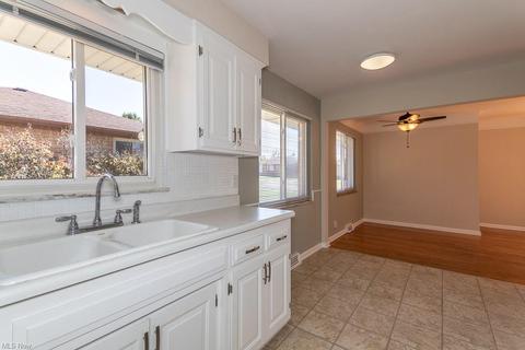 1324 Maple Dr, Parma, OH 44134 photo 10