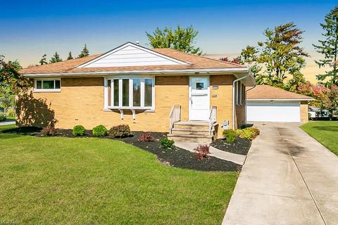 1324 Maple Dr, Parma, OH 44134 photo 1