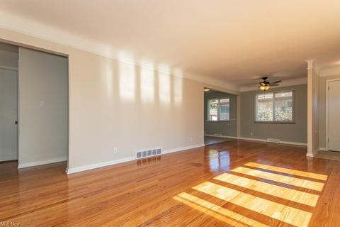 1324 Maple Dr, Parma, OH 44134 photo 4