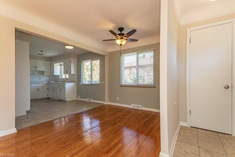 1324 Maple Dr, Parma, OH 44134 photo 6