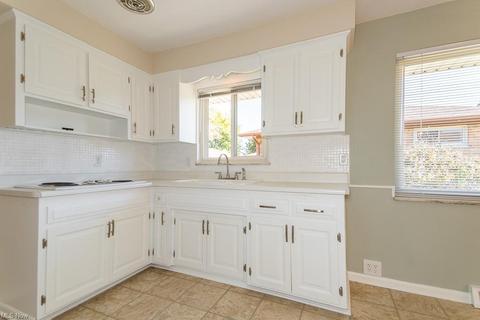 1324 Maple Dr, Parma, OH 44134 photo 9