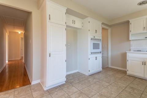1324 Maple Dr, Parma, OH 44134 photo 8