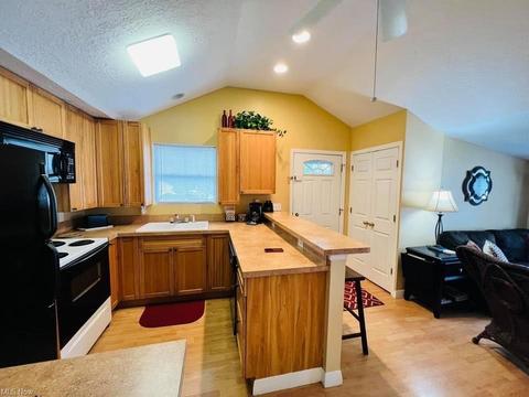 657 Fruit Dr, Akron, OH 44319 photo 11