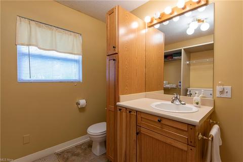 657 Fruit Dr, Akron, OH 44319 photo 15