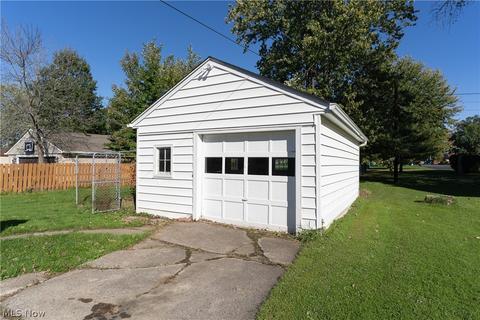 355 Roosevelt Ave, Elyria, OH 44035 photo 17