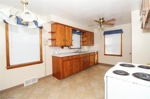 427 W Harvey St, Struthers, OH 44471 photo 3