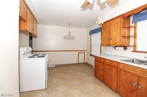 427 W Harvey St, Struthers, OH 44471 photo 2