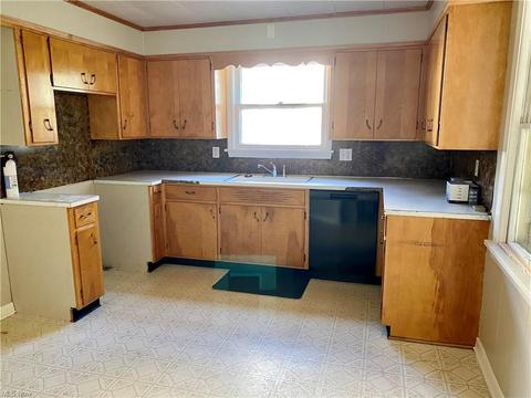 210 E Iron Ave, Dover, OH 44622 photo 2