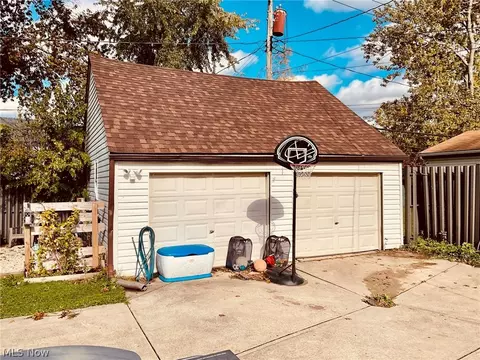 9016 Snow Rd, Parma, OH 44130 photo 9