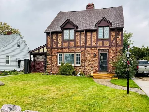 9016 Snow Rd, Parma, OH 44130 photo 2