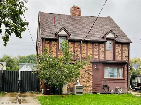 9016 Snow Rd, Parma, OH 44130 photo 4