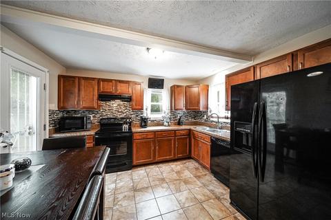 21418 Raymond St, Maple Heights, OH 44137 photo 9