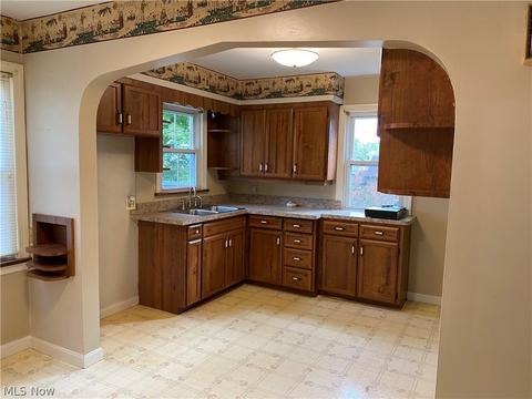 94 Helena Dr, Struthers, OH 44471 photo 2