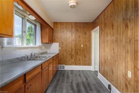 1073 Dayton St, Akron, OH 44310 photo 11