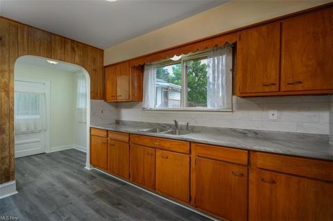 1073 Dayton St, Akron, OH 44310 photo 10
