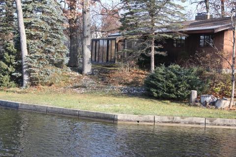79 Whitefriars Dr, Akron, OH 44319 photo 2
