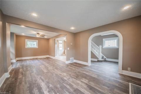 2037 E 29th St, Lorain, OH 44055 photo 3