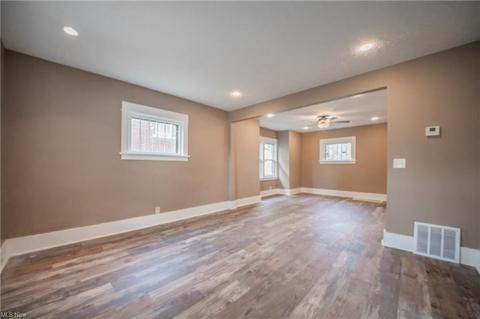 2037 E 29th St, Lorain, OH 44055 photo 2