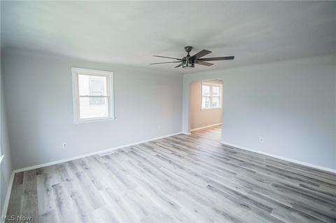 2126 Sunset Dr, Wickliffe, OH 44092 photo 2