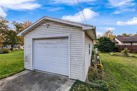 306 E 10th St, Dover, OH 44622 photo 3