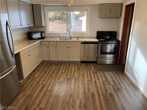 87 Eve Dr, Struthers, OH 44471 photo 2