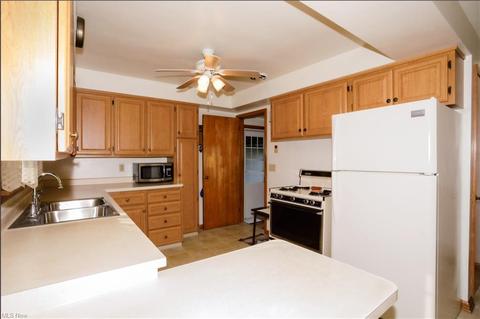 426 Como St, Struthers, OH 44471 photo 14