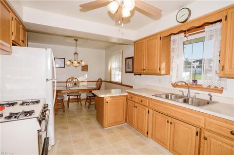 426 Como St, Struthers, OH 44471 photo 13