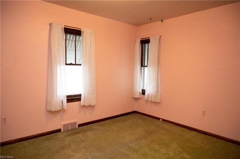 1055 Avon St, Akron, OH 44310 photo 9