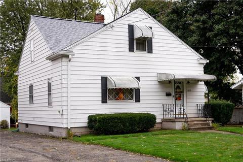 1055 Avon St, Akron, OH 44310 photo 3