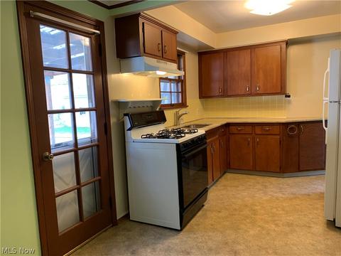 425 E 274th St, Euclid, OH 44132 photo 3