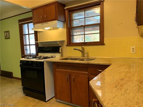 425 E 274th St, Euclid, OH 44132 photo 2